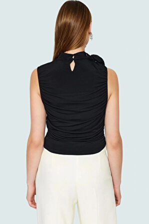 Şık Gece Bluzu Gül Detaylı Crop Örme Bluz Dik Yaka Regular Fit Profesyonel Görünüm