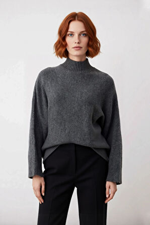 Kadın Oversize Dik Yaka Kışlık Triko Kazak Düz Düşük Kol Modern ve Şık Günlük Kombinler İçin