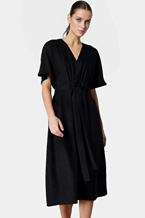 Nefes Alan Polyester Midi Elbise A Kesim V Yaka Kuşak Detayı Özenle Seçilmiş Rahat Kullanım