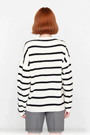 Kadın Çizgili Oversize Triko Kazak Bisiklet Yaka Tasarımı ile Uzun Kollu Kış Günlerinin Yıldızı