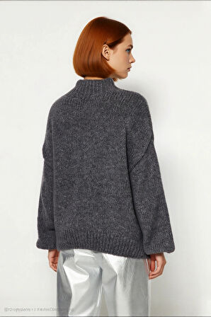 Kadın Kalın Oversize Triko Kazak Dik Yaka Detayıyla Casual Kombinlerin Vazgeçilmezi Kaliteli