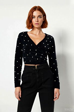 Kadın V Yaka Siyah Tüylü İşlemeli İnci Detaylı Kruvaze Kesim Super Crop Triko Kazak Kış Şıklığı