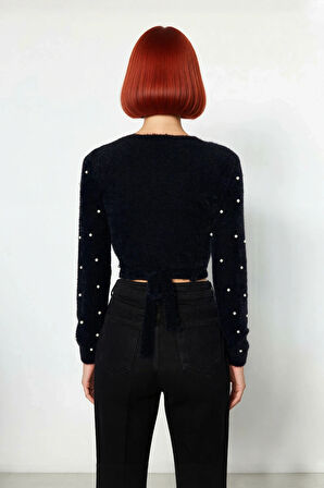 Kadın V Yaka Siyah Tüylü İşlemeli İnci Detaylı Kruvaze Kesim Super Crop Triko Kazak Kış Şıklığı