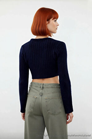 Kadın Antrasit Crop Boy Fitted Kruvaze Triko Kazak Günlük Şıklık ve Konforu Kış Sezonuna Taşır