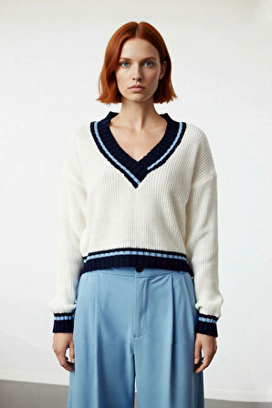 Kadınlara Özel Basic Crop V Yaka Triko Kazak Kışa Uygun Akrilik Renk Bloklu Uzun Kollu Tasarım.