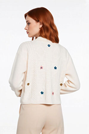 Kadın Bej Polo Yaka Crop Kesim Saç Örgü Desenli Akrilik Triko Kazak Soğuk Günler İçin İdeal