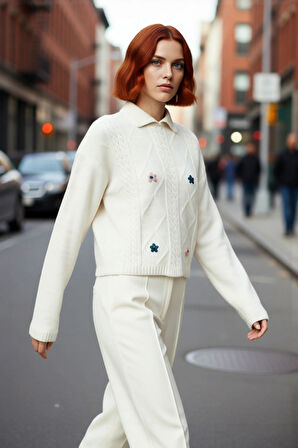 Kadın Bej Polo Yaka Crop Kesim Saç Örgü Desenli Akrilik Triko Kazak Soğuk Günler İçin İdeal