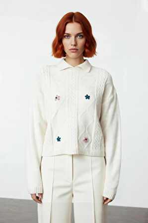 Kadın Bej Polo Yaka Crop Kesim Saç Örgü Desenli Akrilik Triko Kazak Soğuk Günler İçin İdeal