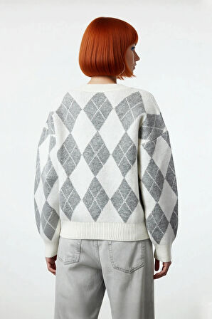 Kadın Ekru Gri Baklava Desen V Yaka Oversize Triko Kazak Kış Sezonu Günlük Stilinize Sıcak Dokunuş