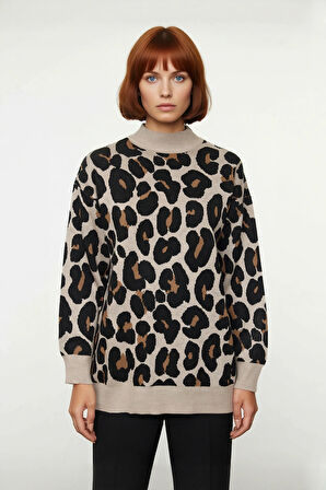 Kadın Uzun Kollu Dik Yaka Relaxed Kalıp Animal Desenli Triko Kazak Günlük Basic Şıklık Sunar