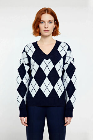 Kadın Ekru Gri Baklava Desen V Yaka Oversize Triko Kazak Kış Sezonu Günlük Stilinize Sıcak Dokunuş