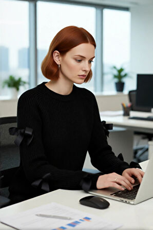 Kadın Kalın Akrilik Triko Kazak Omuz Dekolteli Fiyonk Detayı İle Kış Günü Şık Ve Konforlu.