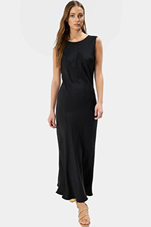 Düz Kesim Saten Maxi Elbise Polyester Elastomultiester Kumaş Kayık Yaka Özenle Seçilmiş