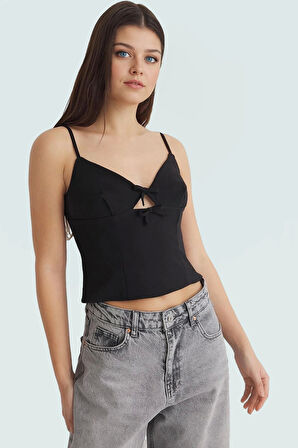 V Yaka İnce Askılı Bluz Regular Kesim Polyester Elastan Kumaş Zarifane Tasarım Rahat Ve Şık