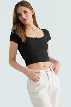 Fitted Crop Bluz Örme Kumaş Kare Yaka Dantel Detay Kaliteli İşçilik Özenle Seçilmiş