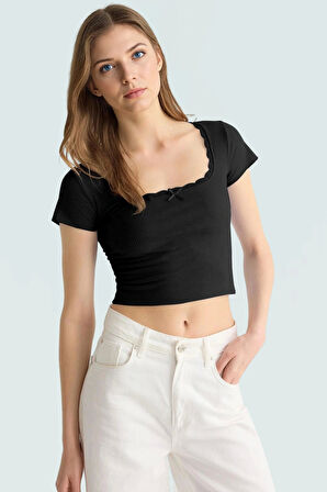 Fitted Crop Bluz Örme Kumaş Kare Yaka Dantel Detay Kaliteli İşçilik Özenle Seçilmiş