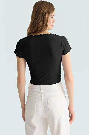 Fitted Crop Bluz Örme Kumaş Kare Yaka Dantel Detay Kaliteli İşçilik Özenle Seçilmiş