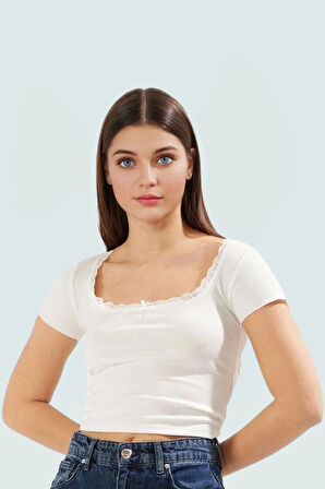 Fitted Crop Bluz Örme Kumaş Kare Yaka Dantel Detay Kaliteli İşçilik Özenle Seçilmiş