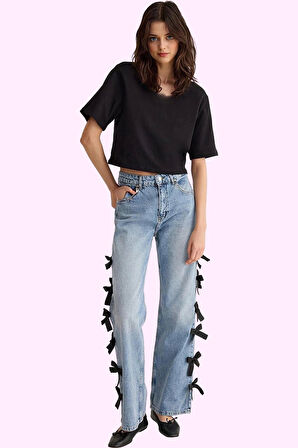 Kadın Denim Pantolon; Casual Stil İçin Pamuk Konforu ve Geniş Paça Yaz Aylarının Vazgeçilmezi