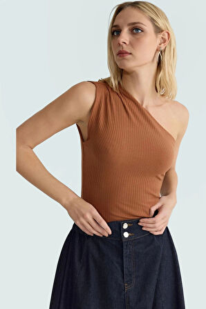 Kolsuz Örme Bluz Asimetrik Yaka Fitted Büzgü ve Drape Detaylar Rahat Kalıp Uzun Ömürlü