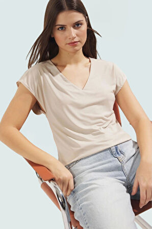 Yazlık Bluz Sandy Dokuma V Yaka Regular Fit Taş Düğmeler Uzun Ömürlü Zarifane Tasarım