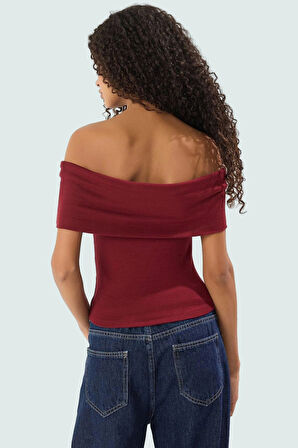 Şık ve Rahat Örme Bluz Carmen Yaka Kısa Kollu Fitted Kalıp Seçkin Malzeme Zarifane Tasarım