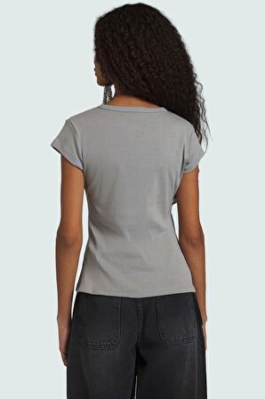 100 Pamuk Ribana Kumaştan Üretilen Düğmeli Fitted Bluz Yüksek Kalite Modern Stil Dayanıklı Malzeme