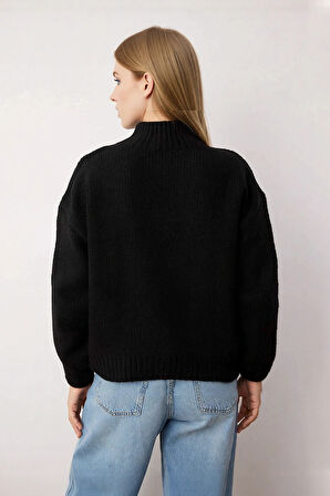 Kadın Kalın Oversize Triko Kazak Dik Yaka Detayıyla Casual Kombinlerin Vazgeçilmezi Kaliteli