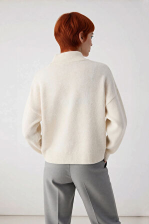 Kadın Oversize Kalın Triko Kazak Gri Rengi ve Dik Yaka Tasarımıyla Kış Kombinlerinin Yıldızı