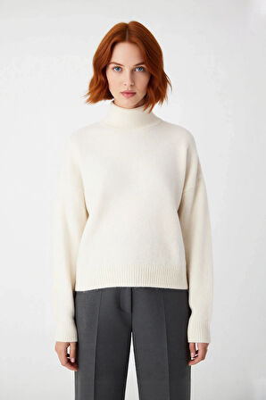 Kadın Oversize Kalın Triko Kazak Gri Rengi ve Dik Yaka Tasarımıyla Kış Kombinlerinin Yıldızı