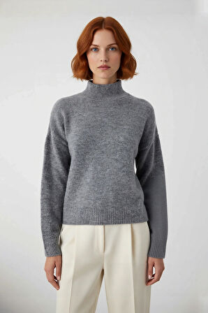 Kadın Oversize Kalın Triko Kazak Gri Rengi ve Dik Yaka Tasarımıyla Kış Kombinlerinin Yıldızı