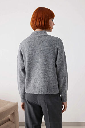 Kadın Oversize Kalın Triko Kazak Gri Rengi ve Dik Yaka Tasarımıyla Kış Kombinlerinin Yıldızı