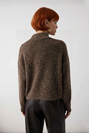 Kadın Oversize Kalın Triko Kazak Gri Rengi ve Dik Yaka Tasarımıyla Kış Kombinlerinin Yıldızı