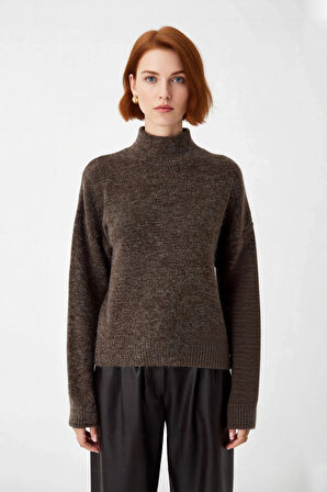 Kadın Oversize Kalın Triko Kazak Gri Rengi ve Dik Yaka Tasarımıyla Kış Kombinlerinin Yıldızı