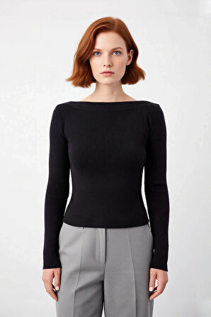 Kadın Düz Siyah Fitted Triko Kazak Kayık Yaka Detayıyla Şık Bir Temel Parça Günlük Stile Zarafet