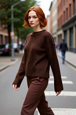 Kadın Oversize Kesim Selanik Dokulu Kalın Triko Kazak Düşük Kol Tasarımı İle Kış Modasının Gözdesi