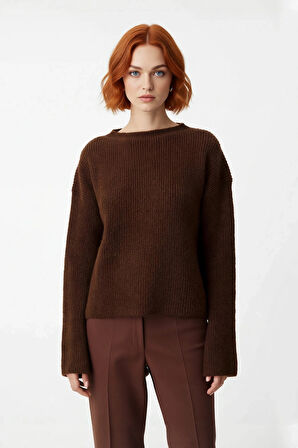 Kadın Oversize Kesim Selanik Dokulu Kalın Triko Kazak Düşük Kol Tasarımı İle Kış Modasının Gözdesi