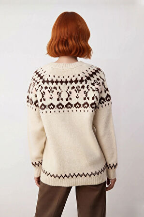 Kadınlara Özel Oversize Rahat Kesim Etnik Triko Kazak V Yaka Kış Sezonu Soğuk Hava Şıklığı