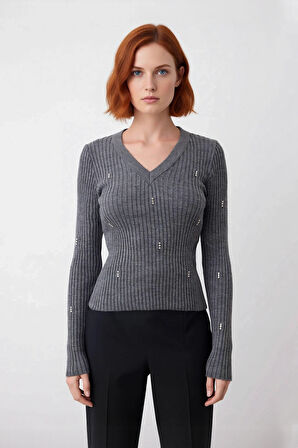 Kadın Antrasit Fitilli Triko Kazak V Yaka Taş İşlemeli Detaylarıyla Kış Şıklığı Sunar Kaliteli