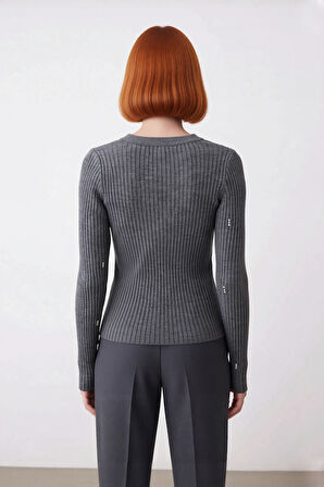 Kadın Antrasit Fitilli Triko Kazak V Yaka Taş İşlemeli Detaylarıyla Kış Şıklığı Sunar Kaliteli