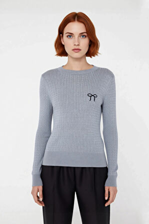 Kadın Regular Fit Bisiklet Yaka Saç Örgü Dokulu Nakış Detaylı Triko Kazak Günlük Şık Giyim