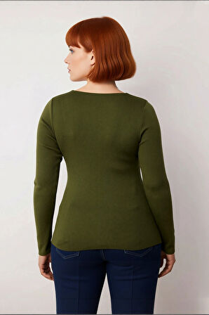 Kadın İnce Fitted Vücudu Saran Triko Bluz Britli V Yaka Detayı İle Zarif Ve Modern Görünüm