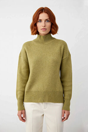 Kadın Düz Dokulu Oversize Triko Kazak Soğuk Günlerde Sıcaklık ve Rahatlığı Bir Arada Sunar