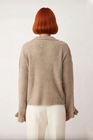 Kadın Günlük Şıklık Sunan Regular Kalıp Apaş Yaka Triko Kazak Volanlı Kol Detayı ile Rahat