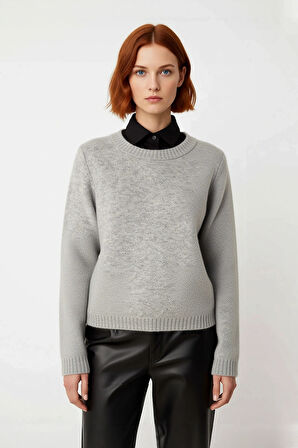 Kadın Regular Boy Orta Kalınlıkta Rahat Oversize Triko Kazak Şık Yan Düğme Detaylarıyla Öne Çıkıyor