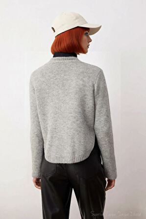 Kadın Regular Boy Orta Kalınlıkta Rahat Oversize Triko Kazak Şık Yan Düğme Detaylarıyla Öne Çıkıyor