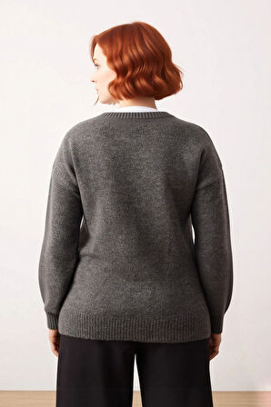 Kadın Şık Regular Kalıp Triko Kazak Polo Yaka Ve Taş Detaylı Düşük Kol Tasarımıyla Kışa Hazır