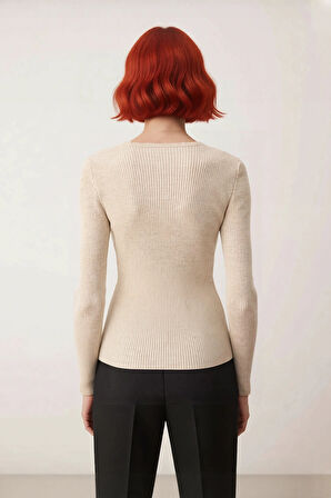 Kadınlara Özel Bej Rengi Kare Yaka Fitted Triko Kazak Uzun Kollu Yapısıyla Casual Tarzınızı