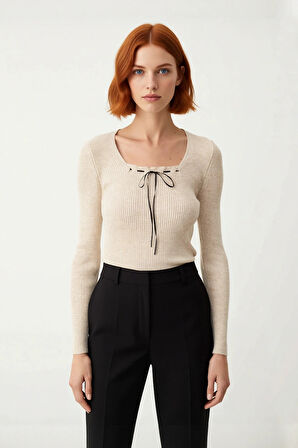 Kadınlara Özel Bej Rengi Kare Yaka Fitted Triko Kazak Uzun Kollu Yapısıyla Casual Tarzınızı