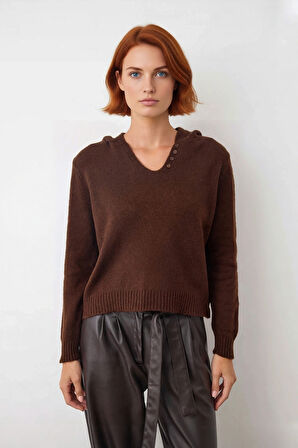 Kadın Kahverengi Oversize Triko Kazak Kapüşonlu V Yaka Düğmeli Düşük Kol Kış ve Sonbahar Şıklığı